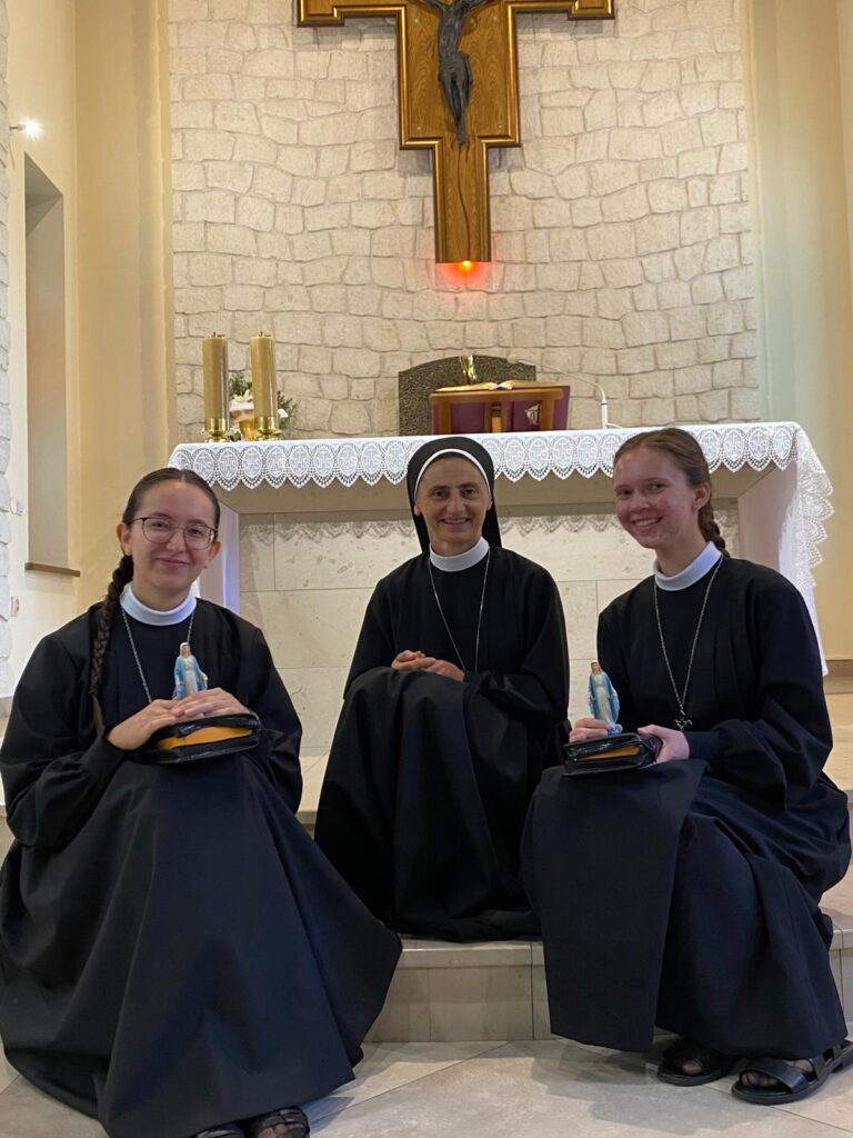 WSTĄPIENIE DO NOWICJATU Z życia Zgromadzenia