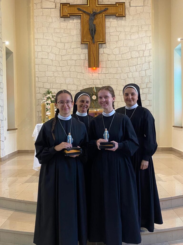 WSTĄPIENIE DO NOWICJATU Z życia Zgromadzenia