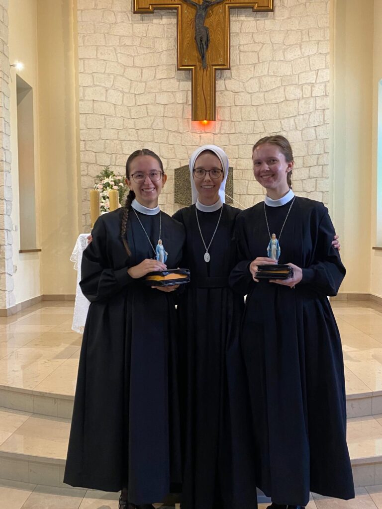 WSTĄPIENIE DO NOWICJATU Z życia Zgromadzenia