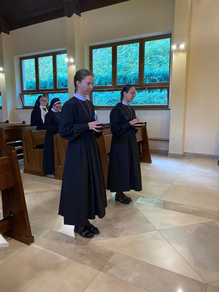 WSTĄPIENIE DO NOWICJATU Z życia Zgromadzenia