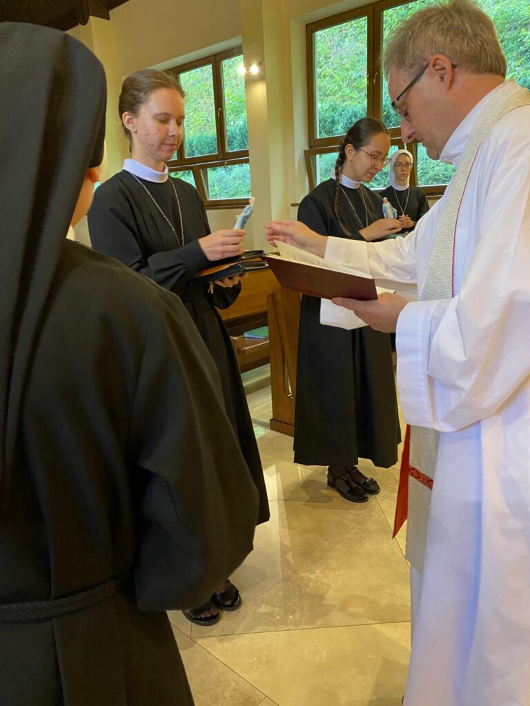 WSTĄPIENIE DO NOWICJATU Z życia Zgromadzenia