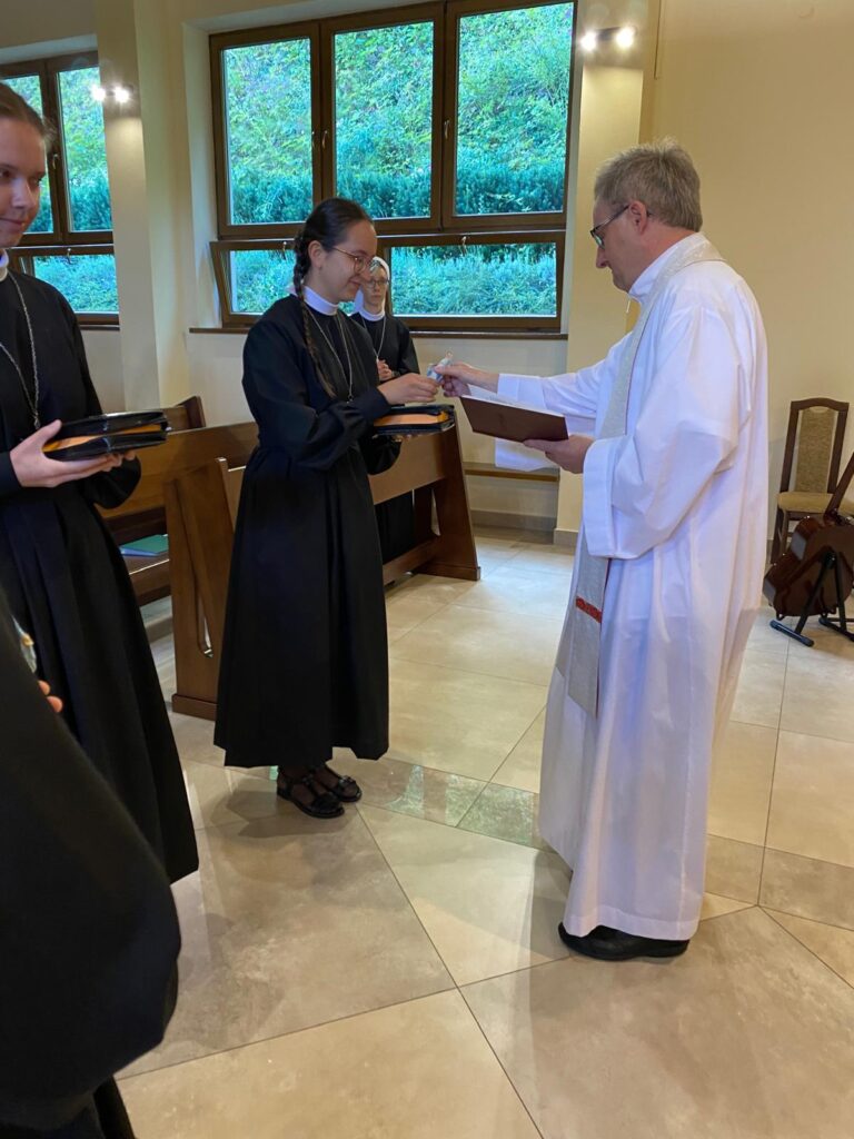 WSTĄPIENIE DO NOWICJATU Z życia Zgromadzenia