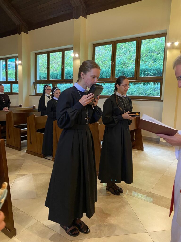 WSTĄPIENIE DO NOWICJATU Z życia Zgromadzenia