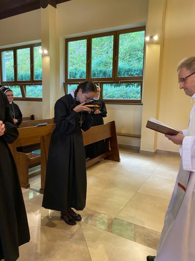 WSTĄPIENIE DO NOWICJATU Z życia Zgromadzenia