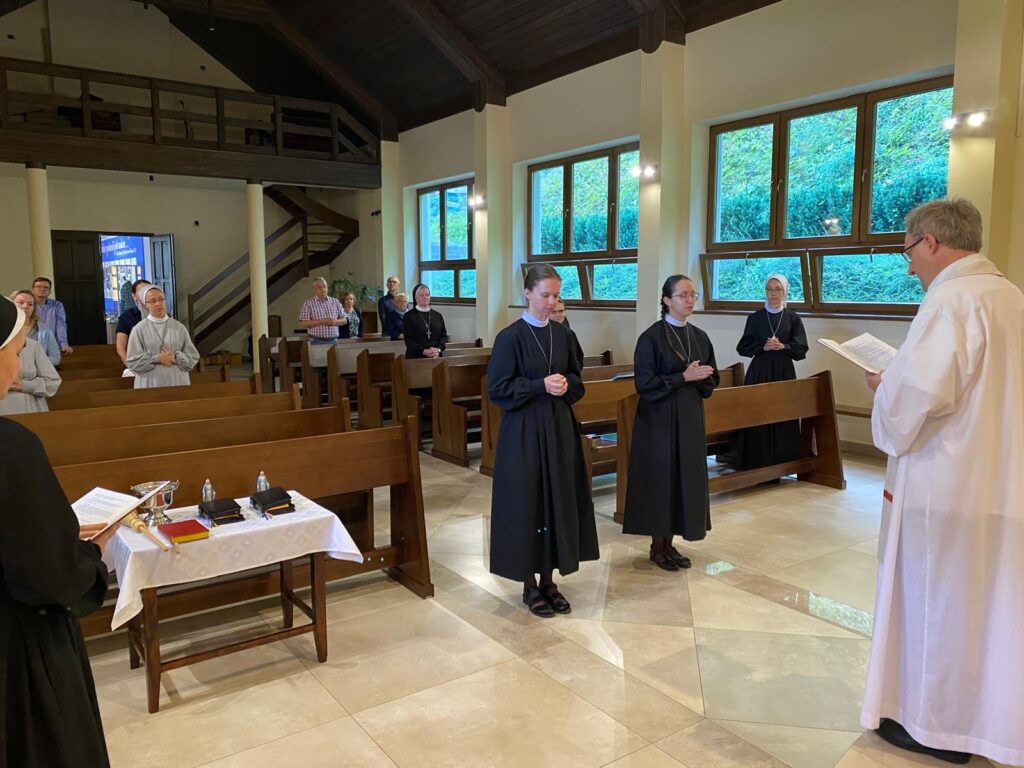 WSTĄPIENIE DO NOWICJATU Z życia Zgromadzenia