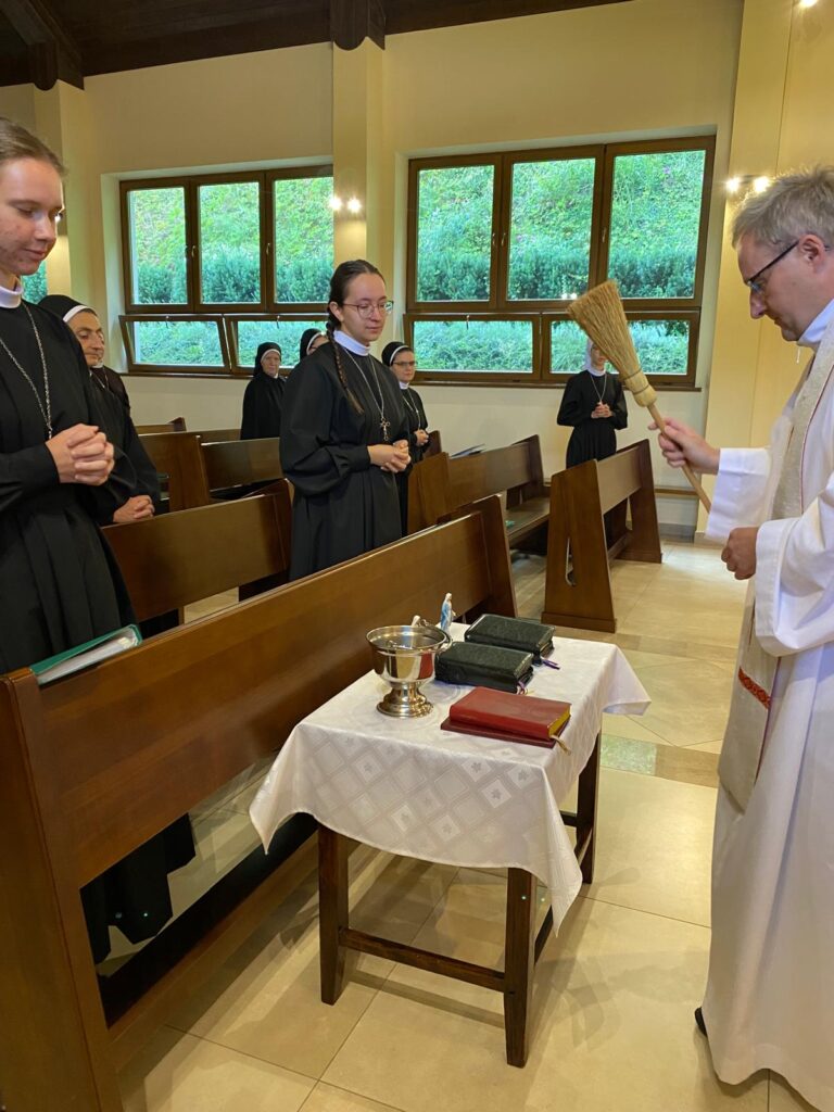 WSTĄPIENIE DO NOWICJATU Z życia Zgromadzenia