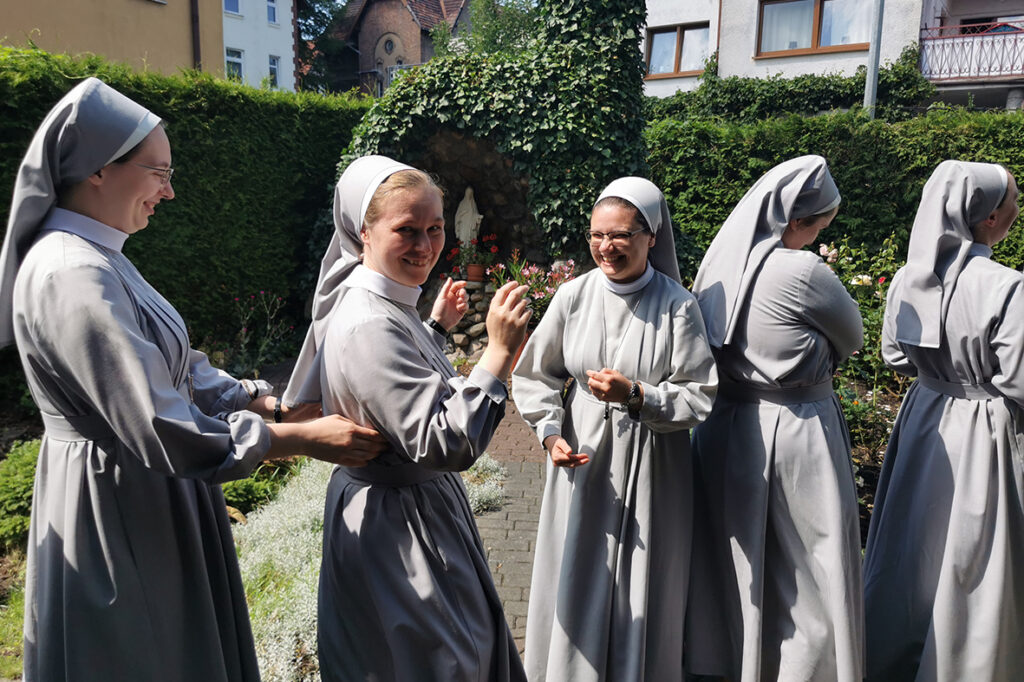 LETNI ZJAZD SIÓSTR JUNIORYSTEK Juniorat LETNI ZJAZD SIÓSTR JUNIORYSTEK Juniorat