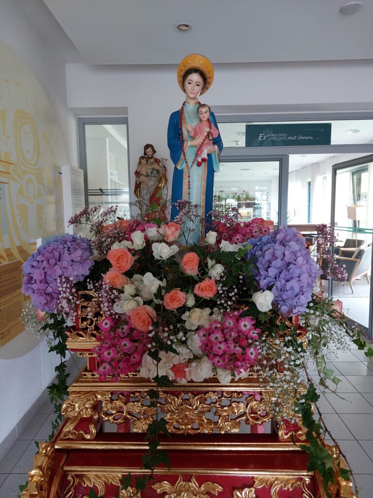 PIELGRZYMKA WIETNAMCZYKÓW W MARIENFRIED Apostolstwo Sióstr PIELGRZYMKA WIETNAMCZYKÓW W MARIENFRIED Apostolstwo Sióstr