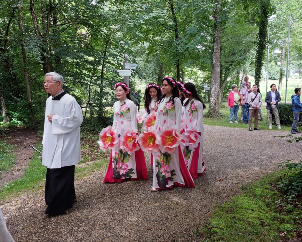 PIELGRZYMKA WIETNAMCZYKÓW W MARIENFRIED Apostolstwo Sióstr PIELGRZYMKA WIETNAMCZYKÓW W MARIENFRIED Apostolstwo Sióstr