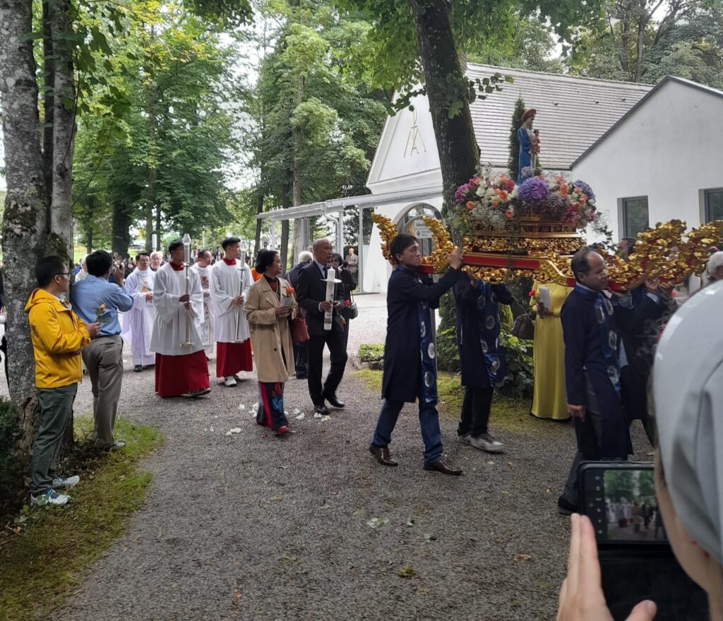 PIELGRZYMKA WIETNAMCZYKÓW W MARIENFRIED Apostolstwo Sióstr PIELGRZYMKA WIETNAMCZYKÓW W MARIENFRIED Apostolstwo Sióstr
