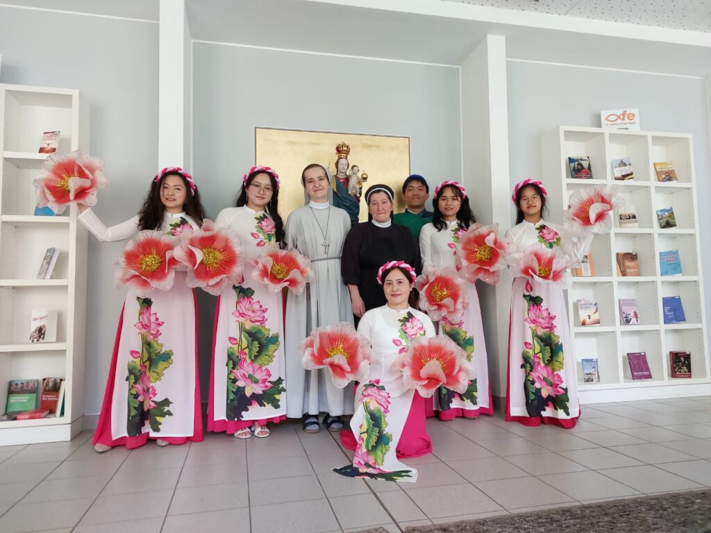 PIELGRZYMKA WIETNAMCZYKÓW W MARIENFRIED Apostolstwo Sióstr PIELGRZYMKA WIETNAMCZYKÓW W MARIENFRIED Apostolstwo Sióstr