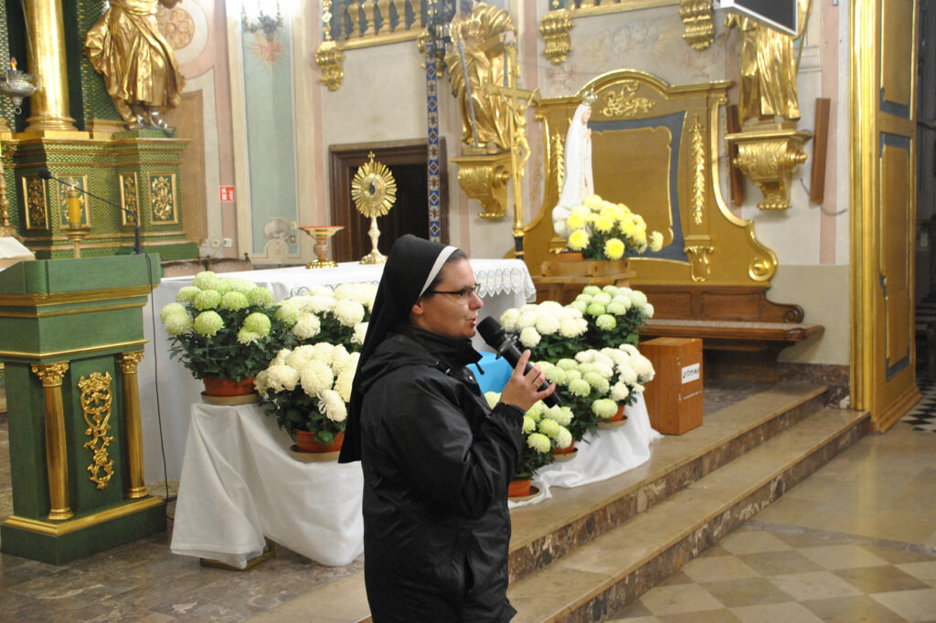 RÓŻANIEC Z OJCIEM MAŁYSIAKIEM Apostolstwo Sióstr