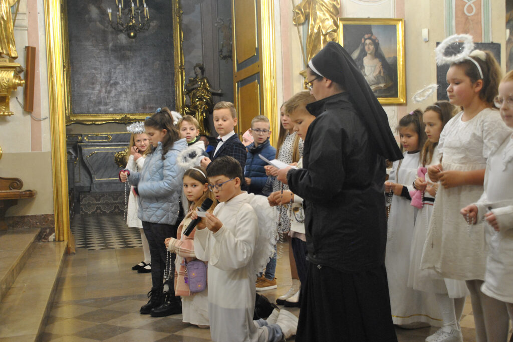 RÓŻANIEC Z OJCIEM MAŁYSIAKIEM 