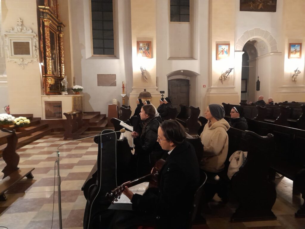 ADORACJA W KAZIMIERSKIEJ FARZE Apostolstwo Sióstr ADORACJA W KAZIMIERSKIEJ FARZE