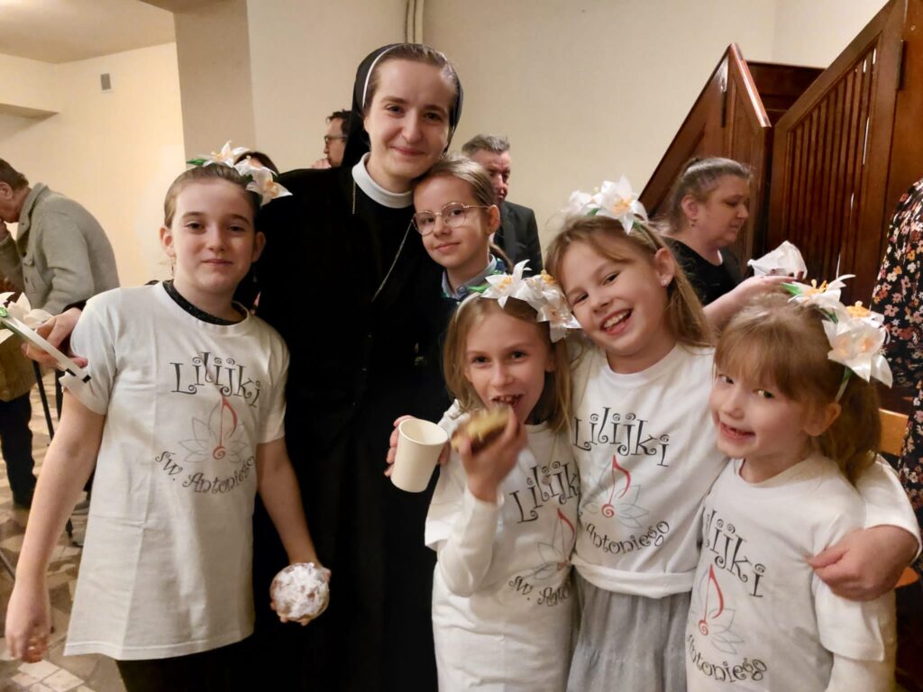 KOLĘDOWANIE PARAFIALNE Apostolstwo Sióstr KOLĘDOWANIE PARAFIALNE Apostolstwo Sióstr