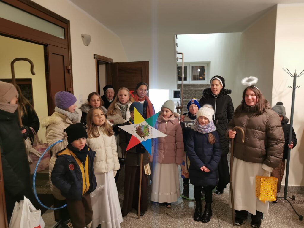KOLĘDNICY MISYJNI W PARAFII ŚWIĘTEJ RODZINY Apostolstwo Sióstr KOLĘDNICY MISYJNI W PARAFII ŚWIĘTEJ RODZINY Apostolstwo Sióstr