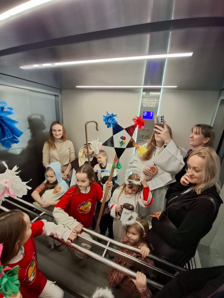 KOLĘDNICY MISYJNI W PARAFII ŚWIĘTEJ RODZINY Apostolstwo Sióstr KOLĘDNICY MISYJNI W PARAFII ŚWIĘTEJ RODZINY Apostolstwo Sióstr