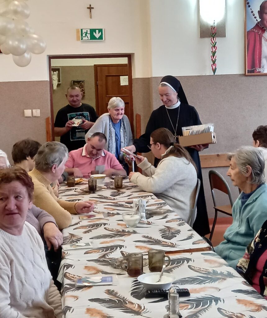 WIZYTA W ŚRODOWISKOWYM DOMU SAMOPOMOCY Apostolstwo Sióstr WIZYTA W ŚRODOWISKOWYM DOMU SAMOPOMOCY Apostolstwo Sióstr