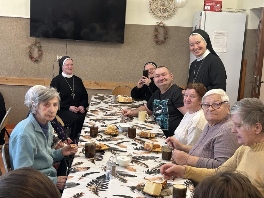 WIZYTA W ŚRODOWISKOWYM DOMU SAMOPOMOCY Apostolstwo Sióstr WIZYTA W ŚRODOWISKOWYM DOMU SAMOPOMOCY Apostolstwo Sióstr