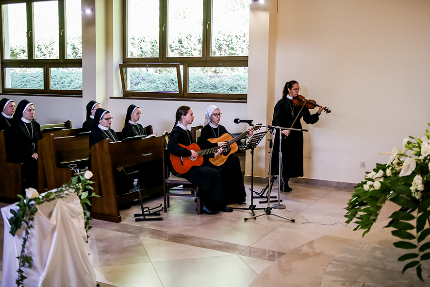 SIOSTRY JUNIORYSTKI ODNOWIŁY ŚLUBY Z życia Zgromadzenia SIOSTRY JUNIORYSTKI ODNOWIŁY ŚLUBY Z życia Zgromadzenia