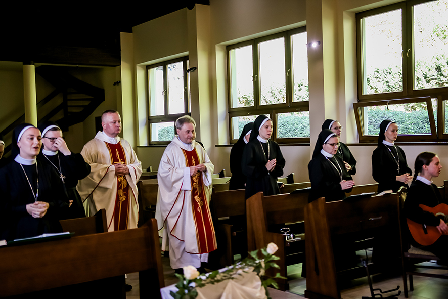 SIOSTRY JUNIORYSTKI ODNOWIŁY ŚLUBY Z życia Zgromadzenia SIOSTRY JUNIORYSTKI ODNOWIŁY ŚLUBY Z życia Zgromadzenia