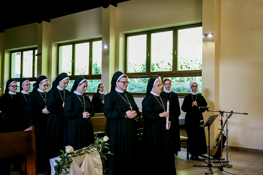 SIOSTRY JUNIORYSTKI ODNOWIŁY ŚLUBY Z życia Zgromadzenia SIOSTRY JUNIORYSTKI ODNOWIŁY ŚLUBY Z życia Zgromadzenia