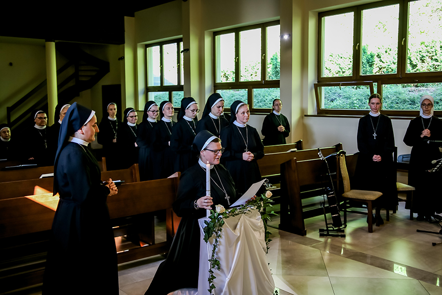 SIOSTRY JUNIORYSTKI ODNOWIŁY ŚLUBY Z życia Zgromadzenia SIOSTRY JUNIORYSTKI ODNOWIŁY ŚLUBY Z życia Zgromadzenia