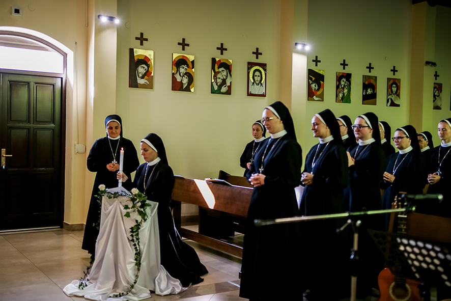 SIOSTRY JUNIORYSTKI ODNOWIŁY ŚLUBY Z życia Zgromadzenia SIOSTRY JUNIORYSTKI ODNOWIŁY ŚLUBY Z życia Zgromadzenia