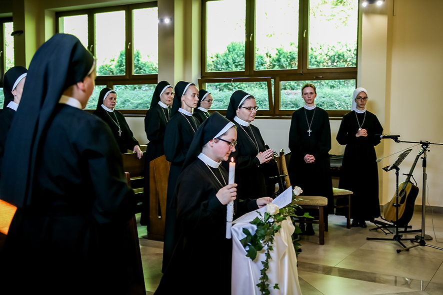 SIOSTRY JUNIORYSTKI ODNOWIŁY ŚLUBY Z życia Zgromadzenia SIOSTRY JUNIORYSTKI ODNOWIŁY ŚLUBY Z życia Zgromadzenia