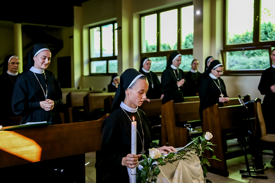 SIOSTRY JUNIORYSTKI ODNOWIŁY ŚLUBY Z życia Zgromadzenia SIOSTRY JUNIORYSTKI ODNOWIŁY ŚLUBY Z życia Zgromadzenia