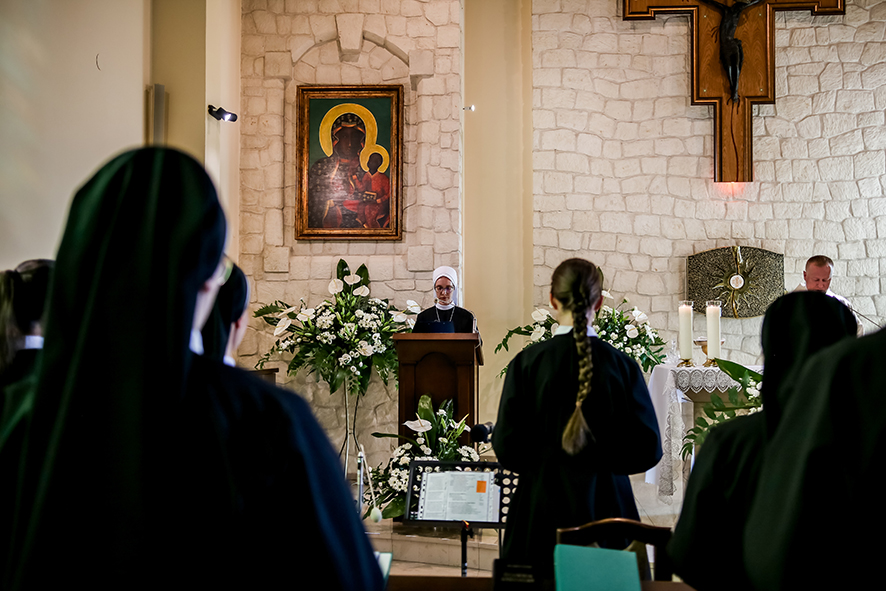 SIOSTRY JUNIORYSTKI ODNOWIŁY ŚLUBY Z życia Zgromadzenia SIOSTRY JUNIORYSTKI ODNOWIŁY ŚLUBY Z życia Zgromadzenia