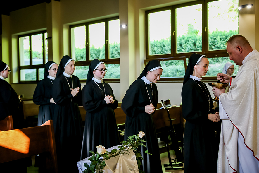 SIOSTRY JUNIORYSTKI ODNOWIŁY ŚLUBY Z życia Zgromadzenia SIOSTRY JUNIORYSTKI ODNOWIŁY ŚLUBY Z życia Zgromadzenia