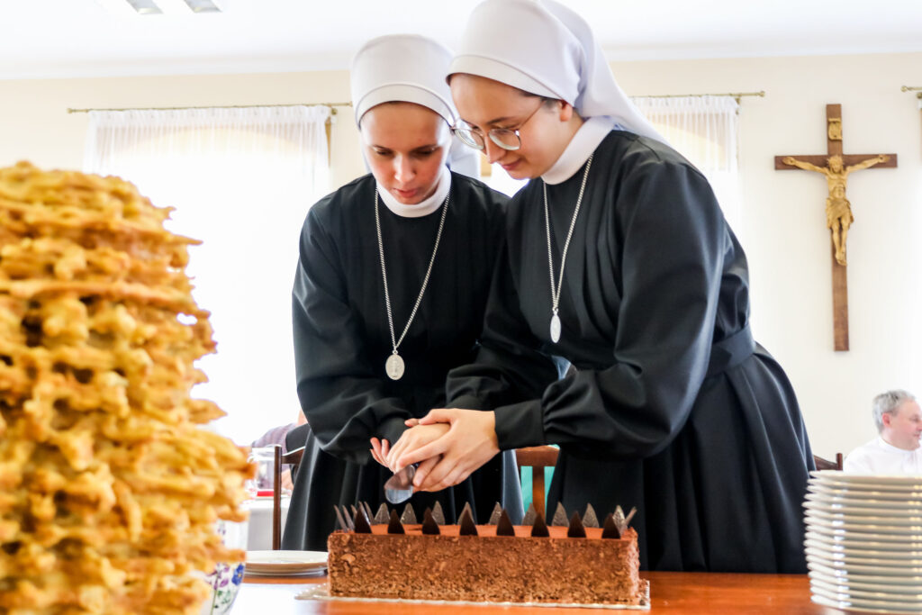 OBŁÓCZYNY S. JANY I S. HELENY Z życia Zgromadzenia OBŁÓCZYNY S. JANY I S. HELENY Z życia Zgromadzenia