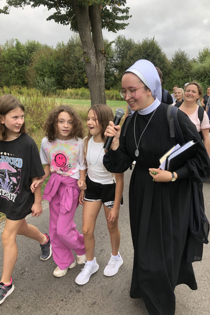 PIELGRZYMOWANIE DO PANI KĘBELSKIEJ Apostolstwo Sióstr