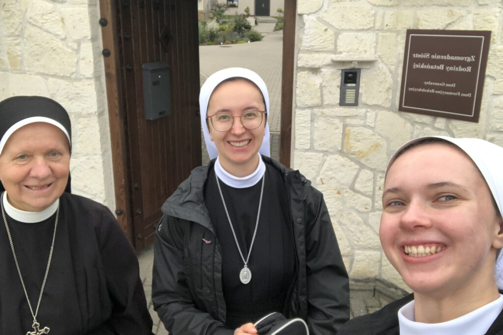PIELGRZYMOWANIE DO PANI KĘBELSKIEJ Apostolstwo Sióstr