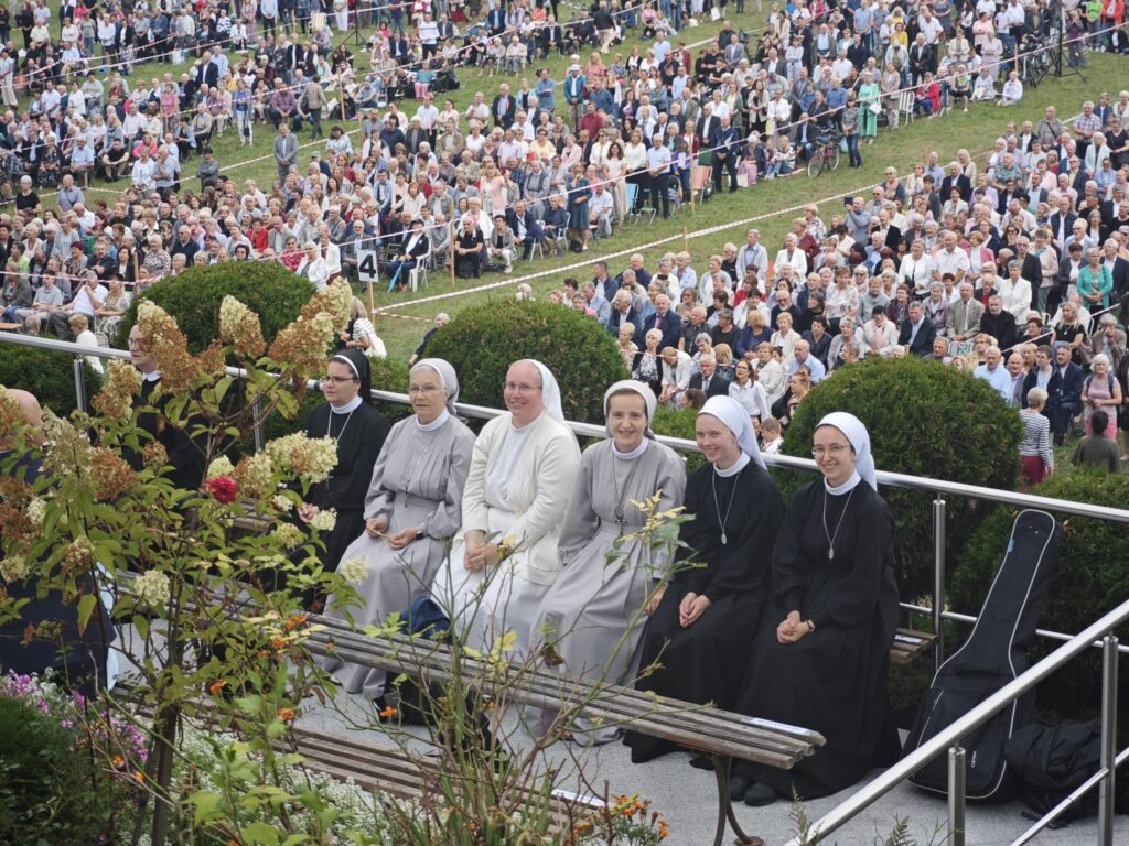 PIELGRZYMOWANIE DO PANI KĘBELSKIEJ Apostolstwo Sióstr