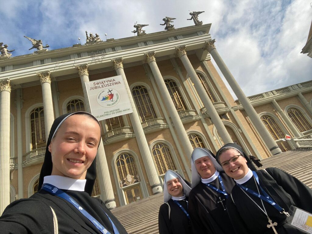 MŁODZI KONSEKROWANI 2025 Apostolstwo Sióstr MŁODZI KONSEKROWANI 2025 Apostolstwo Sióstr