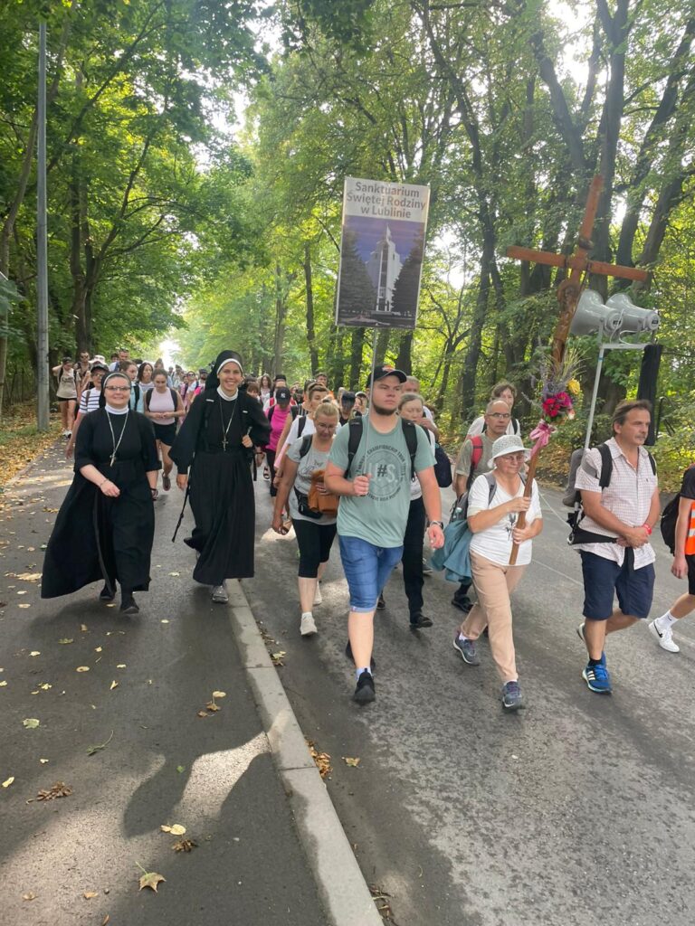 PIELGRZYMOWANIE DO PANI KĘBELSKIEJ Apostolstwo Sióstr
