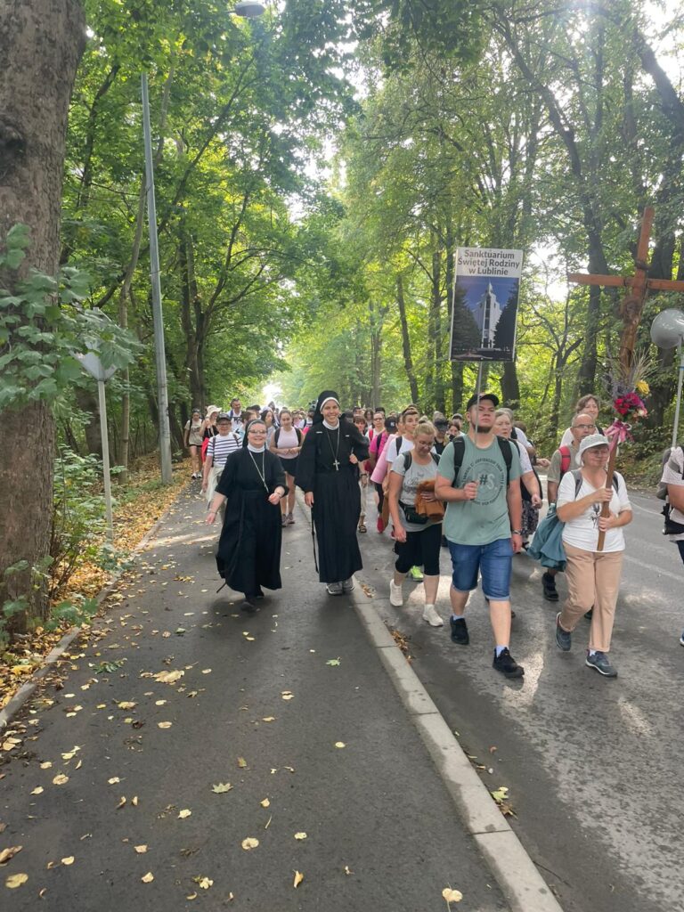 PIELGRZYMOWANIE DO PANI KĘBELSKIEJ Apostolstwo Sióstr