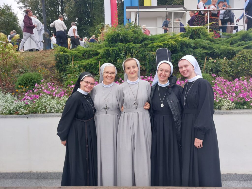 PIELGRZYMOWANIE DO PANI KĘBELSKIEJ Apostolstwo Sióstr