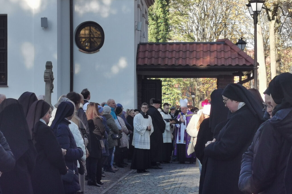 LISTOPADOWA ZADUMA Apostolstwo Sióstr LISTOPADOWA ZADUMA Apostolstwo Sióstr