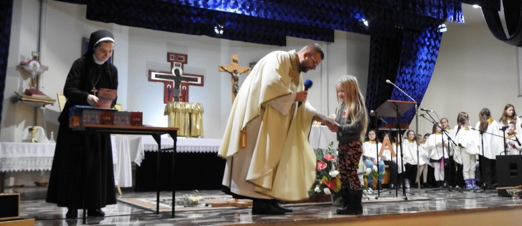 KONKURS NA NAJPIĘKNIEJSZY RÓŻANIEC Apostolstwo Sióstr KONKURS NA NAJPIĘKNIEJSZY RÓŻANIEC Apostolstwo Sióstr