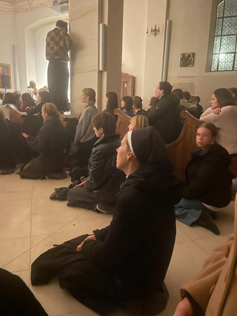 MODLITWA Z MŁODZIEŻĄ Apostolstwo Sióstr MODLITWA Z MŁODZIEŻĄ Apostolstwo Sióstr