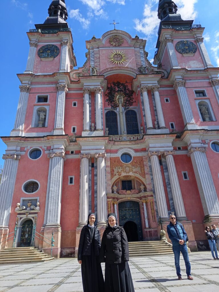 SANKTUARIUM MARYJNE W ŚWIĘTEJ LIPCE Apostolstwo Sióstr
