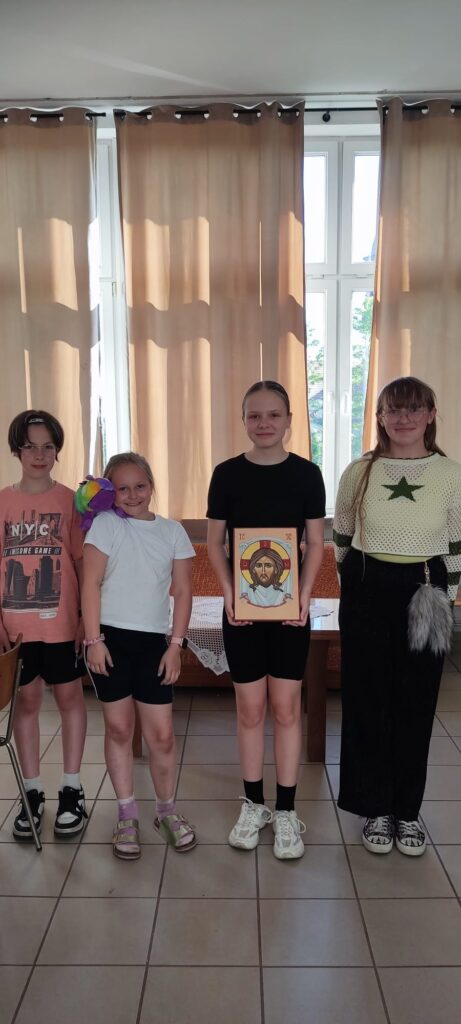 ZAKOŃCZENIE PISANIA IKON PRZEZ DZIECI Apostolstwo Sióstr