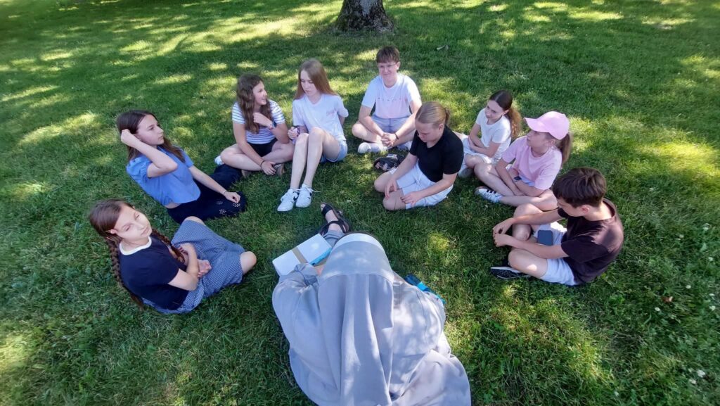 WYJAZD SCHOLI DO TARNOGRODU Apostolstwo Sióstr