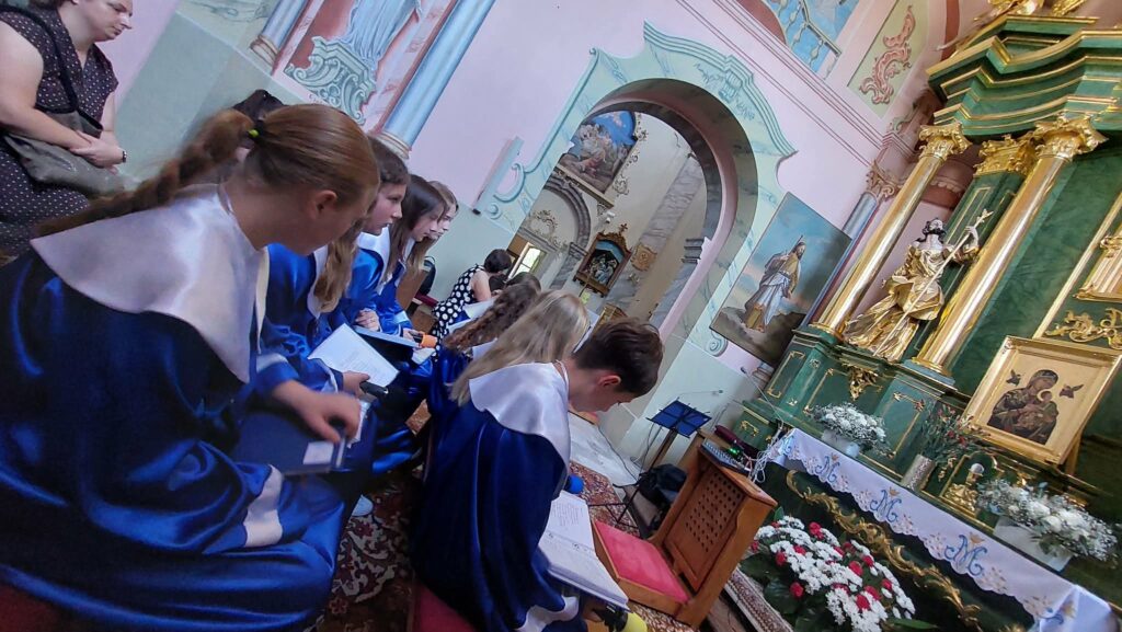 WYJAZD SCHOLI DO TARNOGRODU Apostolstwo Sióstr