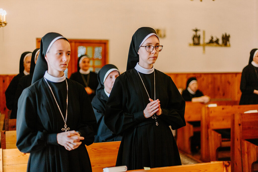 KOLEJNE SIOSTRY ODNOWIŁY SWOJE ŚLUBY Z życia Zgromadzenia KOLEJNE SIOSTRY ODNOWIŁY SWOJE ŚLUBY Z życia Zgromadzenia