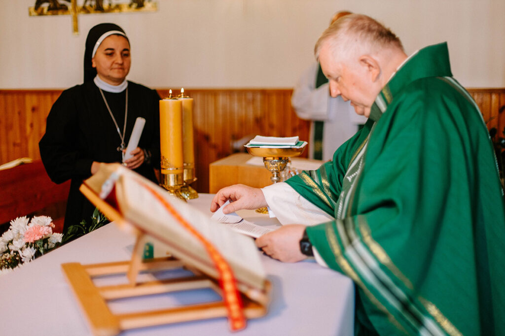KOLEJNE SIOSTRY ODNOWIŁY SWOJE ŚLUBY Z życia Zgromadzenia KOLEJNE SIOSTRY ODNOWIŁY SWOJE ŚLUBY Z życia Zgromadzenia