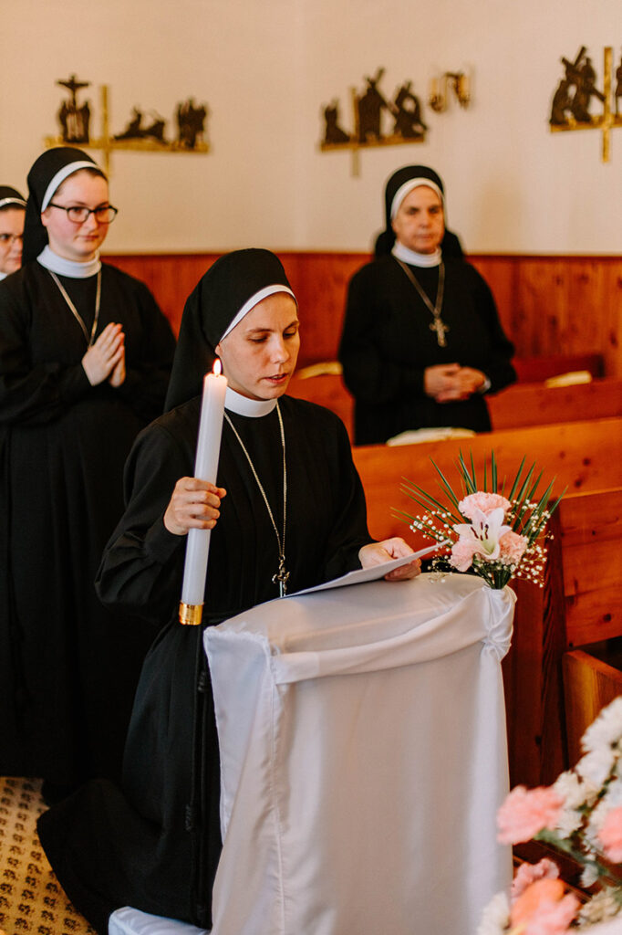 KOLEJNE SIOSTRY ODNOWIŁY SWOJE ŚLUBY Z życia Zgromadzenia KOLEJNE SIOSTRY ODNOWIŁY SWOJE ŚLUBY Z życia Zgromadzenia